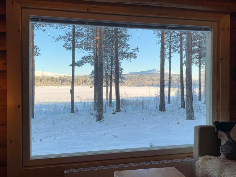 Kaupinmaja, Yllaes, Aekaeslompolo, Lapland - Log Cabin With Lake And Fell Scenery Exterior photo