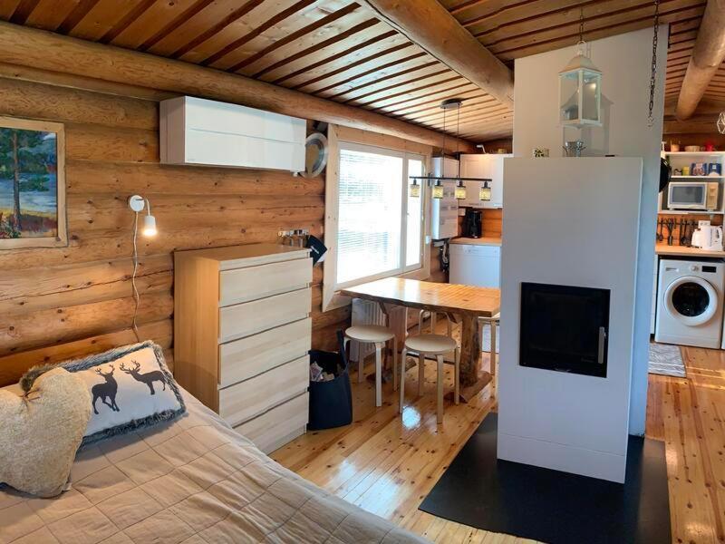 Kaupinmaja, Yllaes, Aekaeslompolo, Lapland - Log Cabin With Lake And Fell Scenery Exterior photo